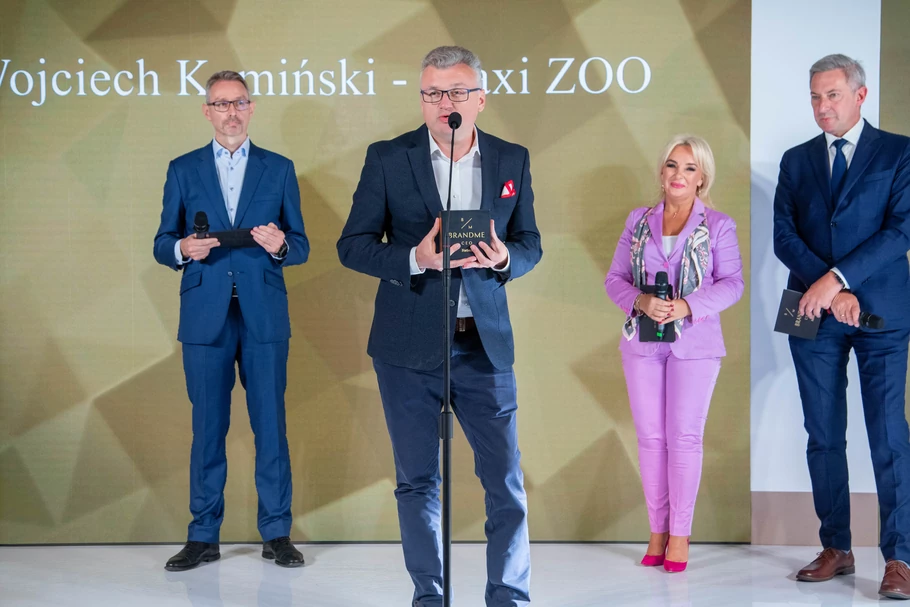 Wojciech Kamiński– wieloletni szef spółki Maxi Zoo w Polsce. Z wykształcenia psycholog, z zamiłowania pasjonat zarządzania duży nacisk kładący na prozespołowe podejście do pracowników. Bardzo dba o to, żeby być autentycznym i prawdomównym oraz – w konsekwencji – budzić zaufanie swojego zespołu. To filozofia, która sprawdziła się w trudnym roku pandemii.